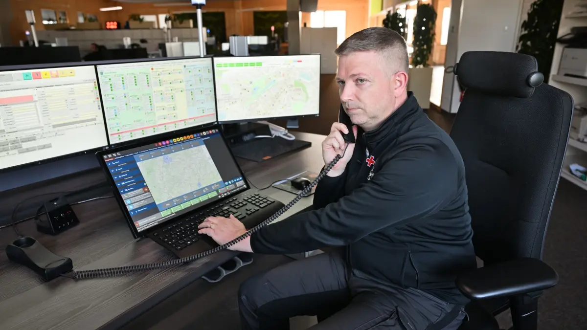 Deutsches Rotes Kreuz (DRK) Bodensee-Oberschwaben: PRODUKTION - 12.11.2025, Baden-Württemberg, Ravensburg: Jörg Pfeifer, Fachbereichsleiter beim Deutschen Roten Kreuz (DRK) Bodensee-Oberschwaben, sitzt in der integrierten Rettungsleitstelle an einem Arbeitsplatz. (zu dpa: «Wie Künstliche Intelligenz bei Notrufen helfen könnte») Foto: Felix Kästle/dpa +++ dpa-Bildfunk +++