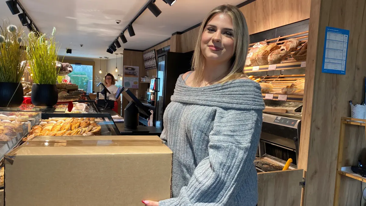 Liriana Klaiqi, Mitarbeiterin in der Staib-Filiale in Nersingen, 19 Jahre, Bäckerei, Katze im Karton verpackt