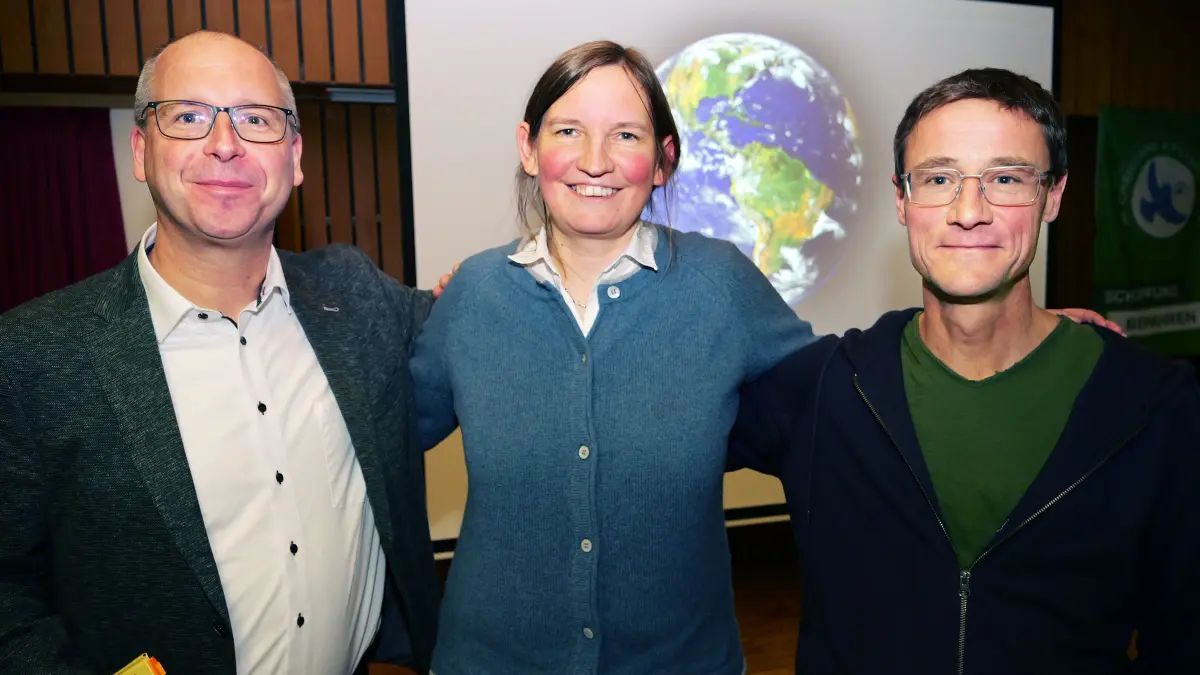 Pfarrer Johannes Hartmann (links) und Erik Faude vom ökumenischen Klimabündnis Albstadt hatten die Agarökologin Maria Müller-Lindenlauf eingeladen zum ebenso spannenden wie erschreckenden Vortrag "Unser täglich Brot: Klima - Gerechtigkeit - Landwirtschaft".