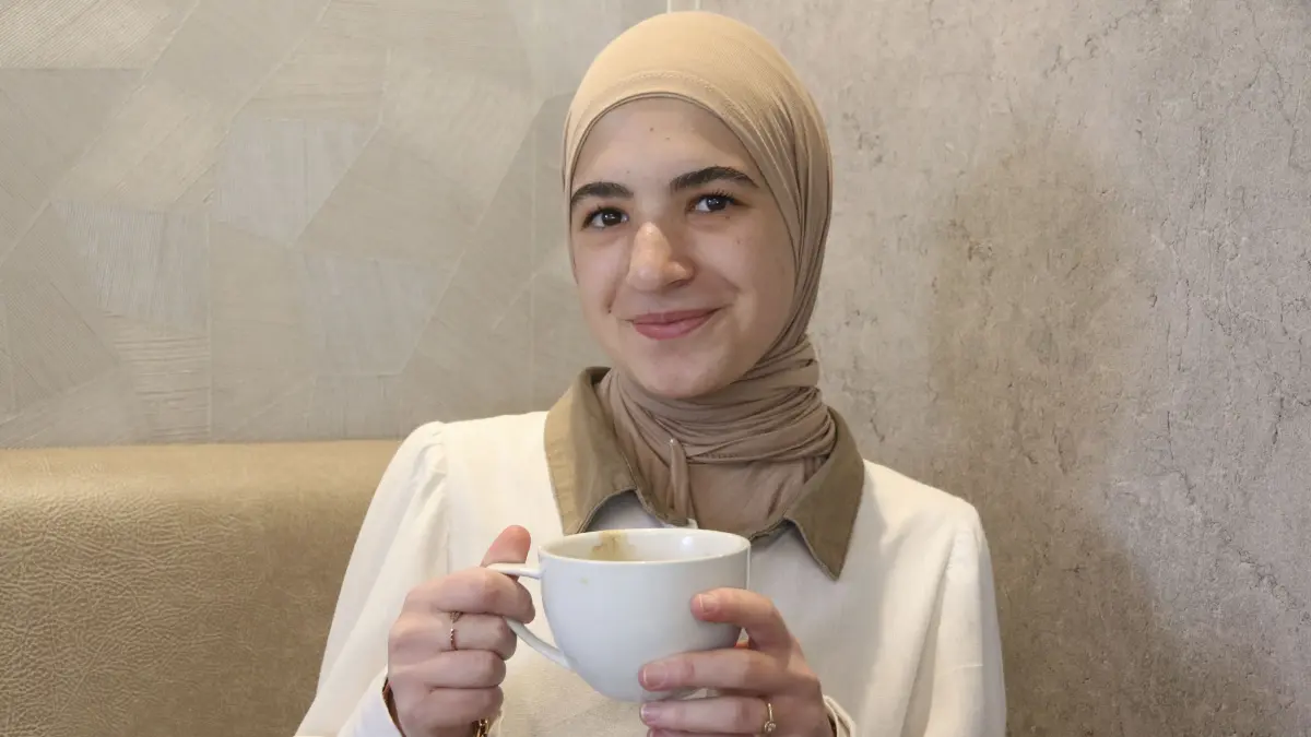 Hanin Asoura aus Syrien, die mit dem Bildungspreis der Bürgerstiftung Böhmenkirch ausgezeichnet wurde, weil sie nach sieben Jahren in Deutschland als Jahrgangsbeste an ihrer Schule die Mittlere Reife gemacht hat. Ein Beispiel für gelungene Integration.
Die Frau auf manchen Fotos ist Ulla Gesell, die Hanin und ihre Familie von Anfang an intensiv begleitet und deshalb einen großen Anteil an Hanins Erfolg hat.