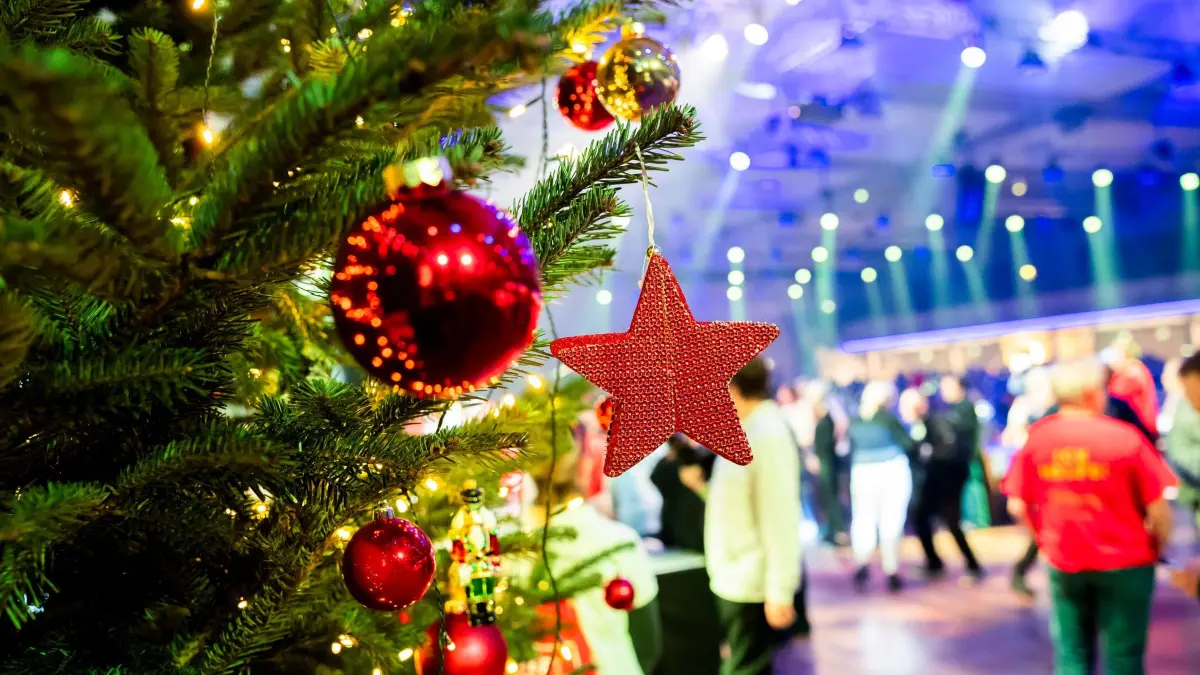 Weihnachtsschmuck hängt bei einer Weihnachtsfeier am Baum: ARCHIV - Kreative Spiele bringen frischen Wind in die Weihnachtsfeier, fördern Wertschätzung und stärken das Teamgefühl. (zu dpa: «Kreatives Programm: So gelingt die perfekte Weihnachtsfeier») Foto: Christoph Soeder/dpa-mag - Honorarfrei nur für Bezieher des Dienstes dpa-Magazin +++ dpa-Magazin +++