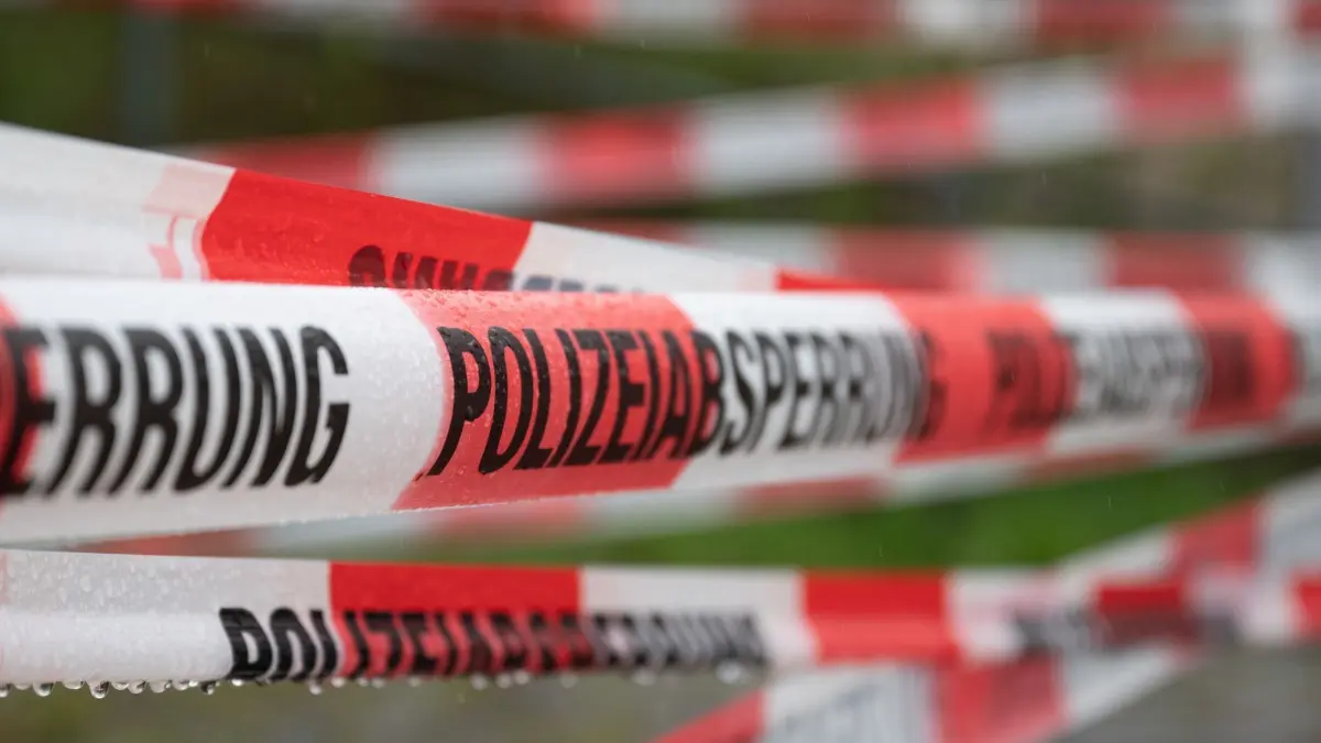 Absperrung - Symbolbild: ARCHIV - 15.04.2023, Sachsen, Dresden: Absperrband der Polizei sperrt den Durchgang zu einer Fundstelle einer Bombe aus dem Zweiten Weltkrieg. (zu dpa: «Tausende sollen nach Bombenfund an Friedhof evakuiert werden») Foto: Sebastian Kahnert/dpa +++ dpa-Bildfunk +++