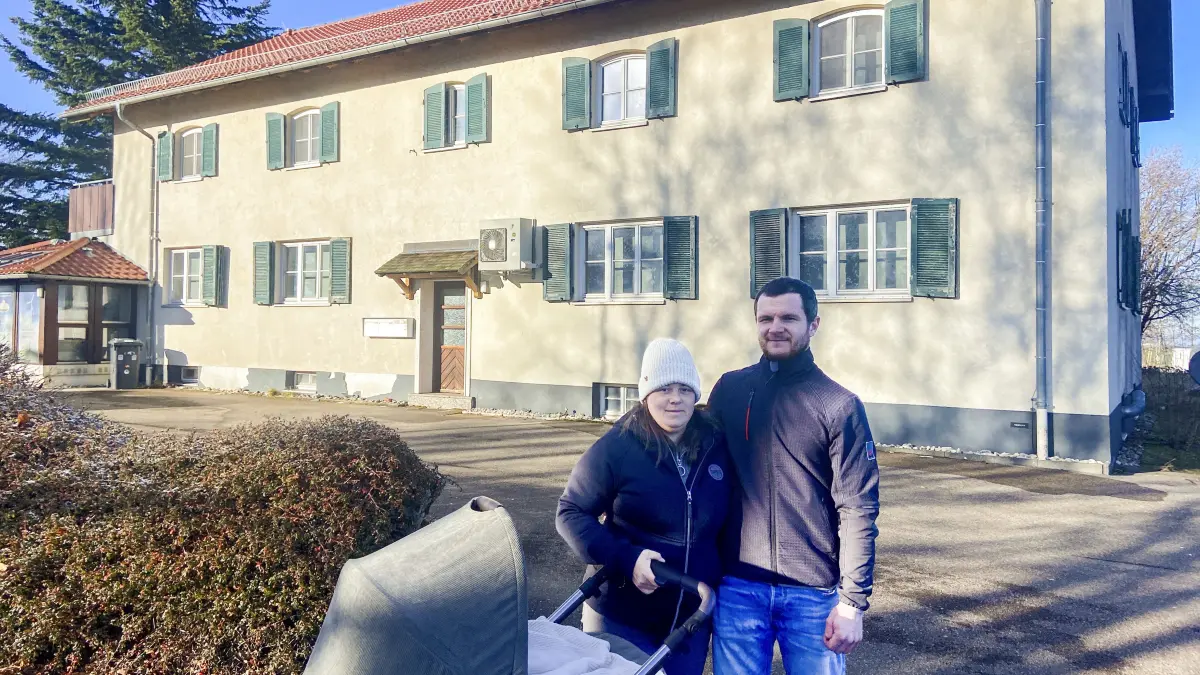 Familie Wagenblast vor der Wetterwarte in Schnittlingen