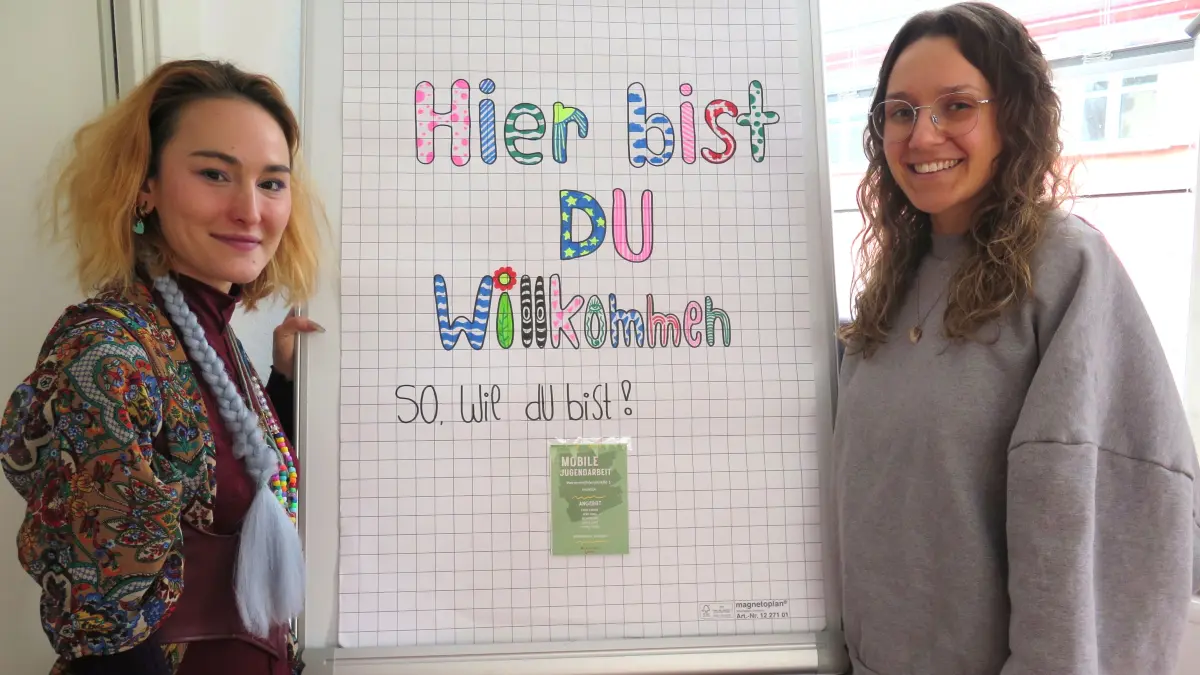 „Hier bist Du willkommen. So wie Du bist“: Ein Motto, das den Mitarbeiterinnen und Mitarbeitern der Mobilen Jugendarbeit in Balingen sehr am Herzen liegt. Neu im Team sind Elisabeth Schwab (links) und Lisa Klein.