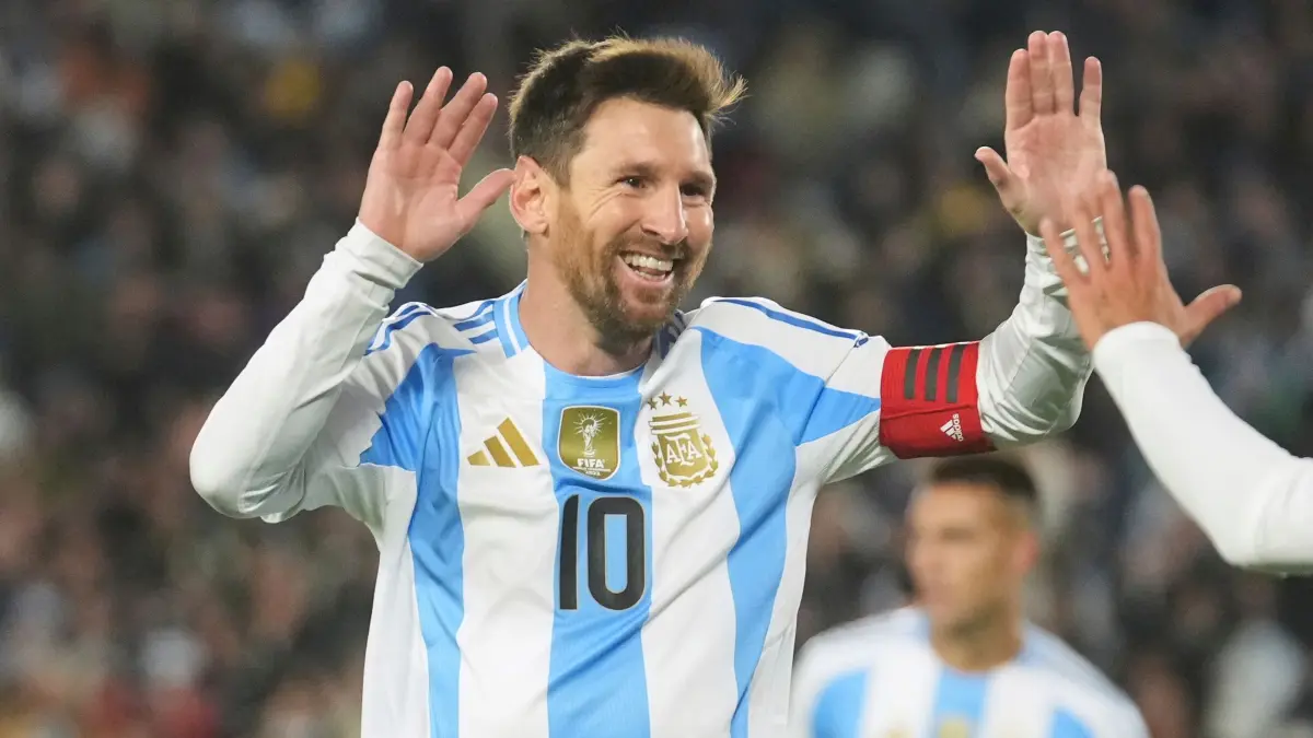 Lionel Messi: ARCHIV - 04.09.2025, Argentinien, Buenos Aires: Fußball: WM-Qualifikation Südamerika, Argentinien - Venezuela: Argentiniens Lionel Messi feiert den dritten Treffer seiner Mannschaft gegen Venezuela während eines Qualifikationsspiels zur Fußball-Weltmeisterschaft 2026 im Monumental-Stadion . (zu dpa: «Bei WM gegen Haaland? Die wichtigsten Fragen zur Auslosung») Foto: Gustavo Garello/AP/dpa +++ dpa-Bildfunk +++