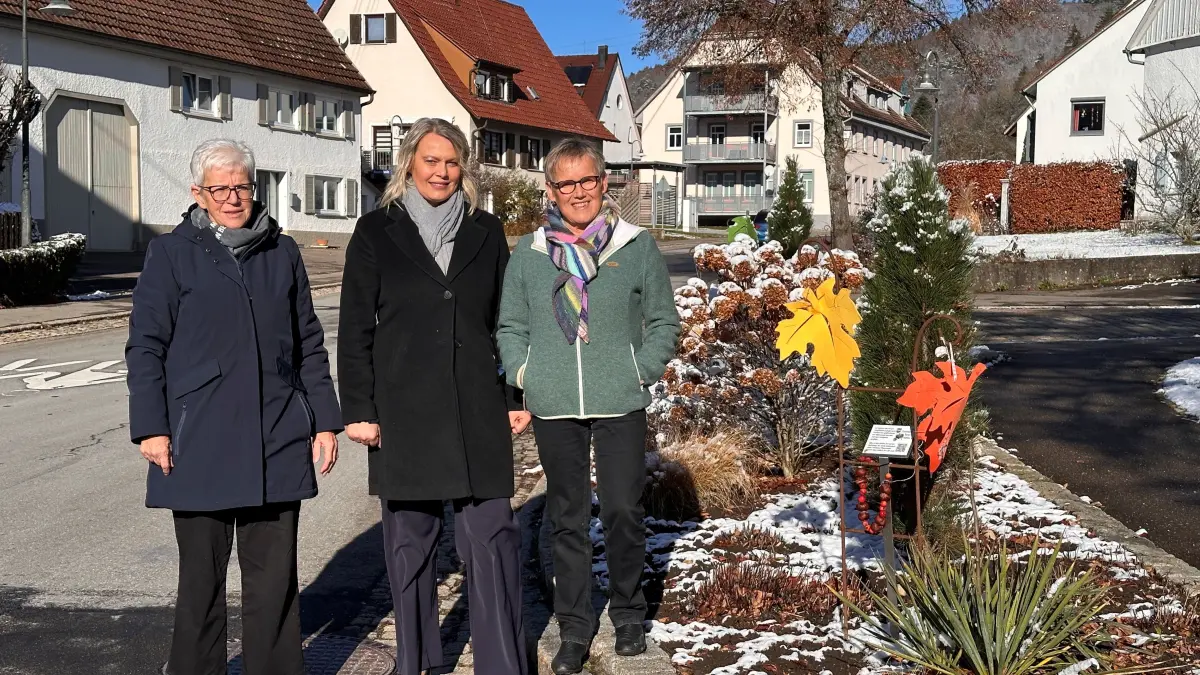 Sind allesamt stolz auf die hübsch gestalteten Blühinseln in Tieringen: Anita Eppler (von links), Ortsvorsteherin Isabella Merkt und Claudia Münz-Angst.