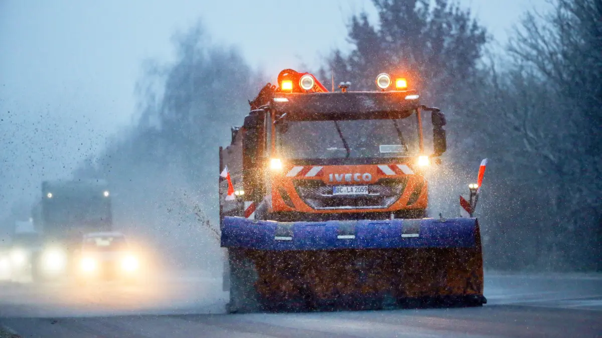 Ein Räumfahrzeug des Winterdienst ist auf der B311 im Schneefall unterwegs. +++ dpa-Bildfunk +++