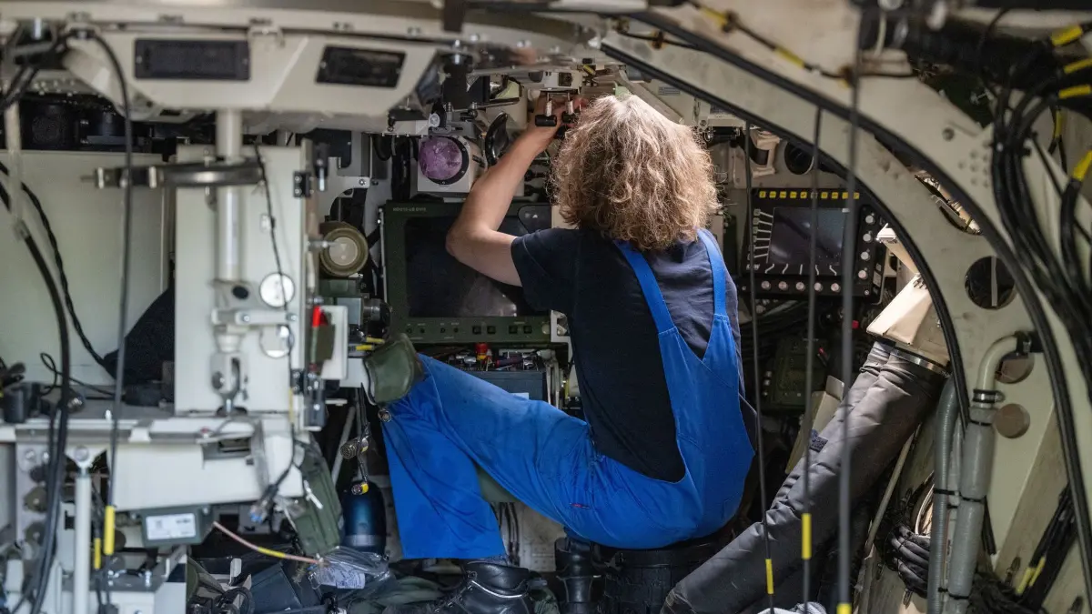 Techniker arbeitet im Schützenpanzer der Bundeswehr vom Typ Puma