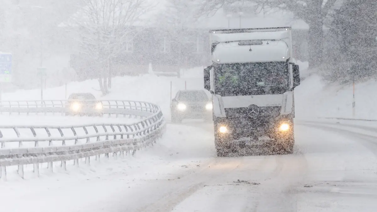 Ein Auto und ein LKW fahren im dichten Schneetreiben über die Bundesstraße 317 nahe Feldberg. Nach Angaben des Deutschen Wetterdienstes werden vor allem die Hochlagen des Landes von weiteren Schneefällen betroffen sein. Am Hochrhein und im Allgäu wird teils starker Schneefall zwischen 15 und 25, in Staulagen des Südschwarzwaldes bis 30 Zentimeter Neuschnee erwartet - hier gilt deswegen eine amtliche Unwetterwarnung. Verbreitet sei Glätte auf den Straßen zu erwarten, im Norden örtlich durch Überfrieren. +++ dpa-Bildfunk +++