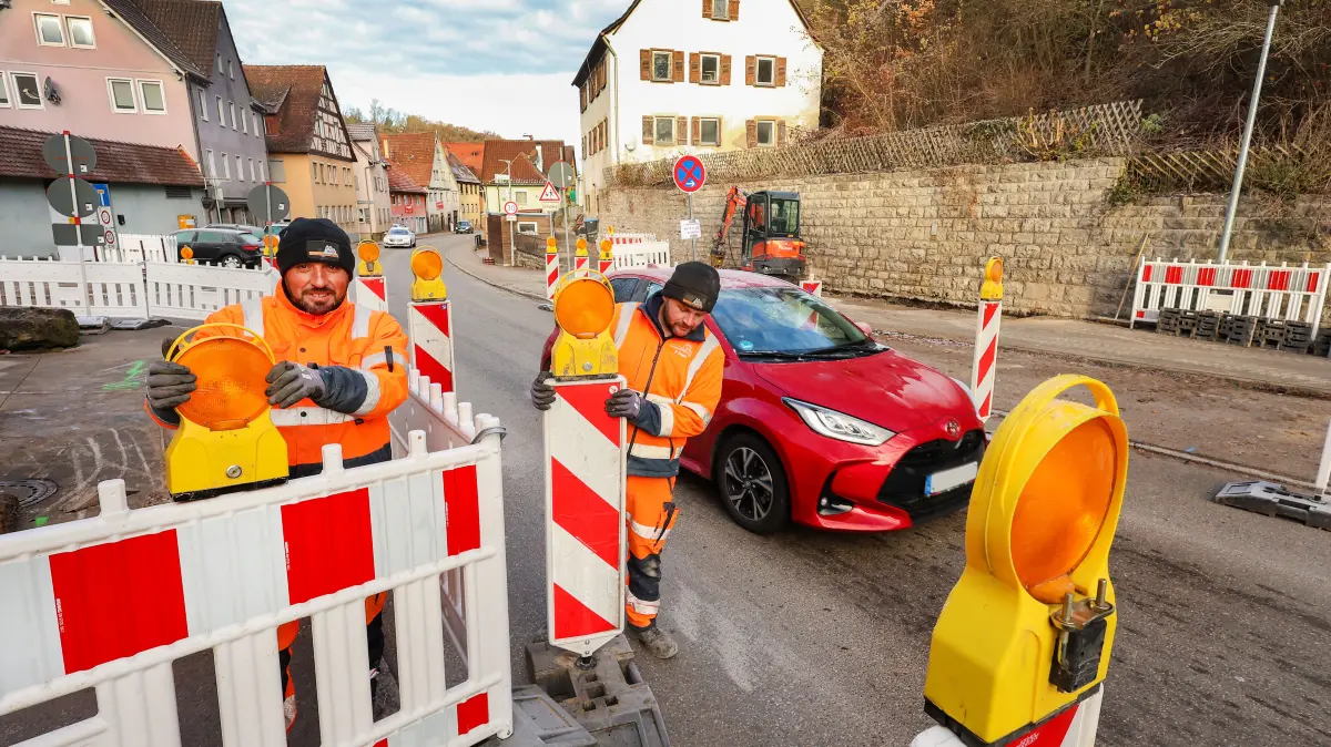 In Steinbach wird die zusätzliche Ampel auf Höhe des Kleincomburger Wegs gebaut. Patrik Frank und Atilla Akkus von FF Bau