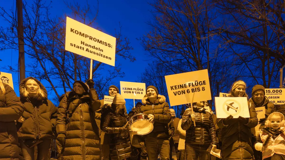 TEDGO Demo wegen Fluglärm vor der Alten Seegrasspinnerei. Verkehrsminister Winfried Hermann und Matthias Gastel MdL