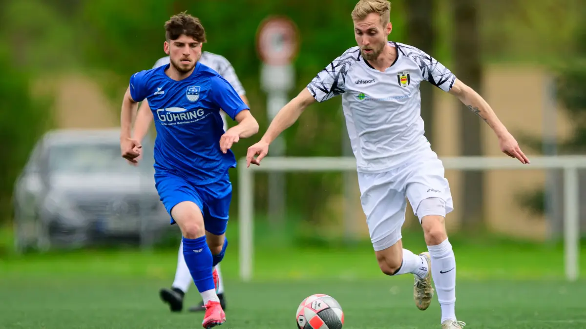 Spielertrainer Philipp Rumpel (VfR Sulz) – hier am Ball im Zweikampf gegen Ruben Cinar (TuS Ergenzingen) – ist mit der bisherigen Saison sehr zufrieden.