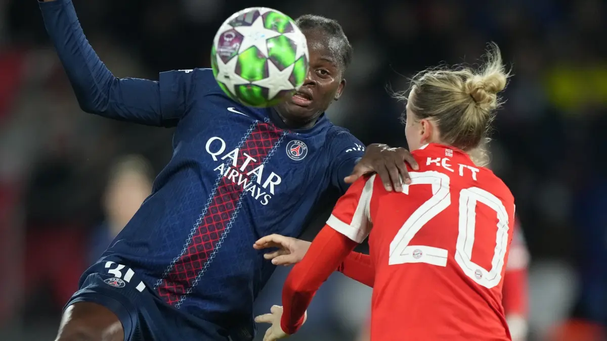 Paris St. Germain - Bayern München: 20.11.2025, Frankreich, Paris: Fußball, Frauen: Champions League, Vorrunde, 4. Spieltag, Paris St. Germain - Bayern München. Merveille Kanjinga (PSG, l) und Franziska Kett (Bayern) kämpfen um den Ball. Foto: Michel Euler/AP/dpa +++ dpa-Bildfunk +++