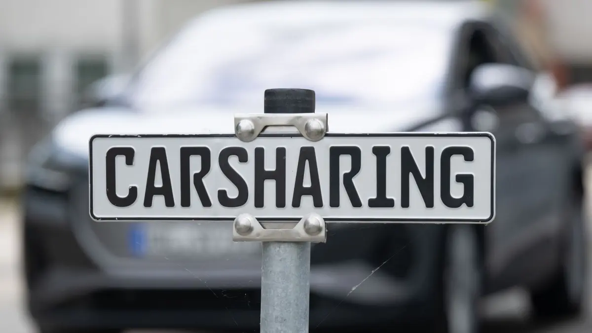 ILLUSTRATION - 10.06.2024, Sachsen-Anhalt, Halle (Saale): Ein Schild mit der Aufschrift «Carsharing» reserviert einen Parkplatz für ein geteiltes Auto (zu dpa: «Carsharing-Angebote in immer mehr Städten») Foto: Hendrik Schmidt/dpa +++ dpa-Bildfunk +++