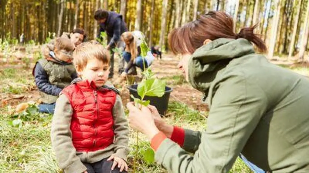 Mit ökologischer, ökonomischer und sozialer Verantwortung wird die Welt enkeltauglich übergeben.