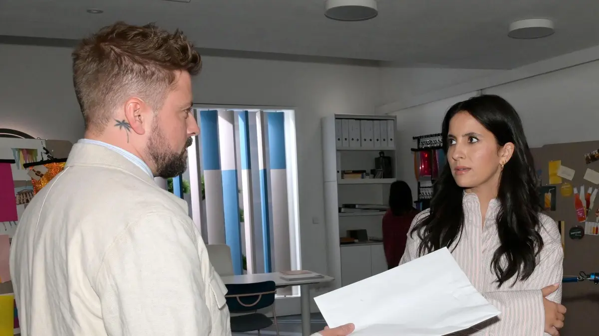 John (Felix von Jascheroff) und Laura (Chryssanthi Kavazi) treffen eine wichtige Entscheidung.