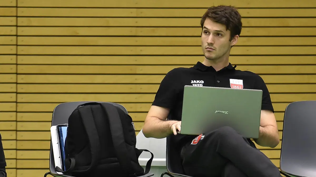 Leander Bohl (TV Rottenburg, Co-Trainer)
TV Rottenburg vs. SV Schwaig, Volleyball, 2. Bundesliga Sued, 3. Spieltag, Spiel 5524, Saison 2025/2026, 04.10.2025,
Foto: Eibner-Pressefoto/Ralph Kunze