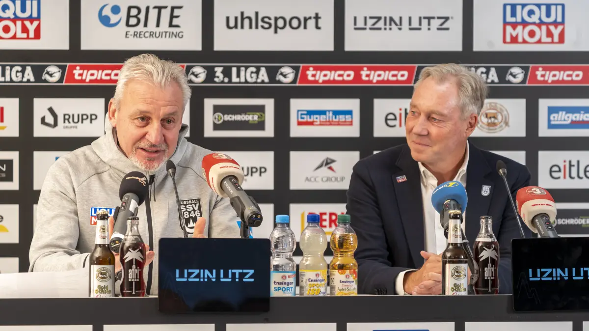 SSV Ulm Fussball Trainer Pavel Dotchev und Geschäftsführer Stephan Schwarz Erste PK