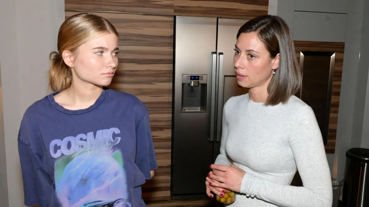 Johanna (Charlott Reschke) wird ihrer Halbschwester Matilda (Anna-Katharina Fecher) künftig aus dem Weg gehen.