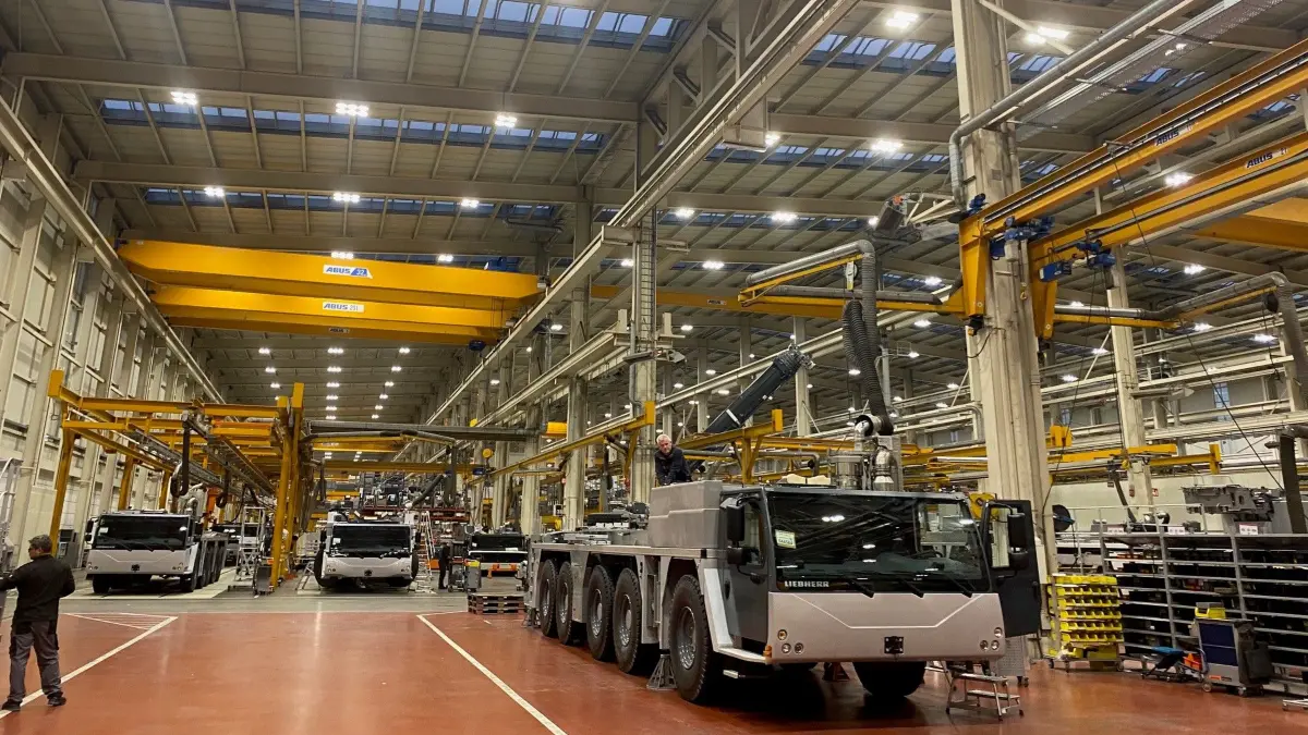 Blick in das Ehinger Liebherr-Werk. Jetzt ist der 50.000ste Kran der Geschichte verkauft worden.