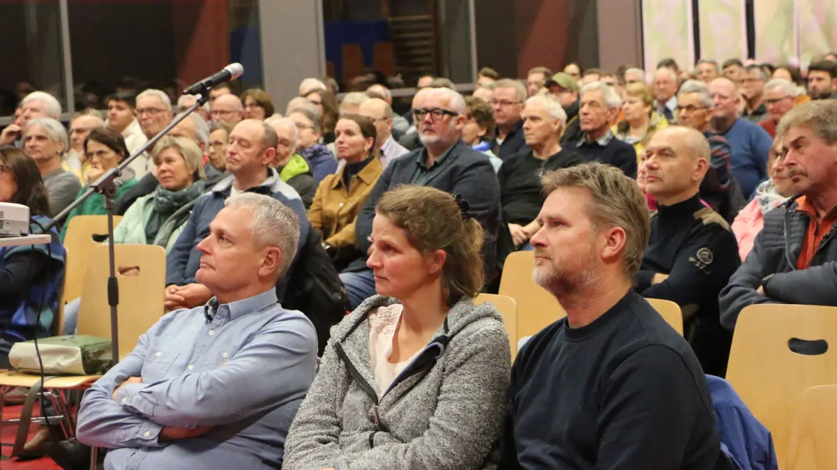 Rund 250 Interessierte aus Stimpfach kamen am Mittwochabend in die Waldhalle, um sich über die anstehenden großen Bauvorhaben in der Gemeinde zu informieren.