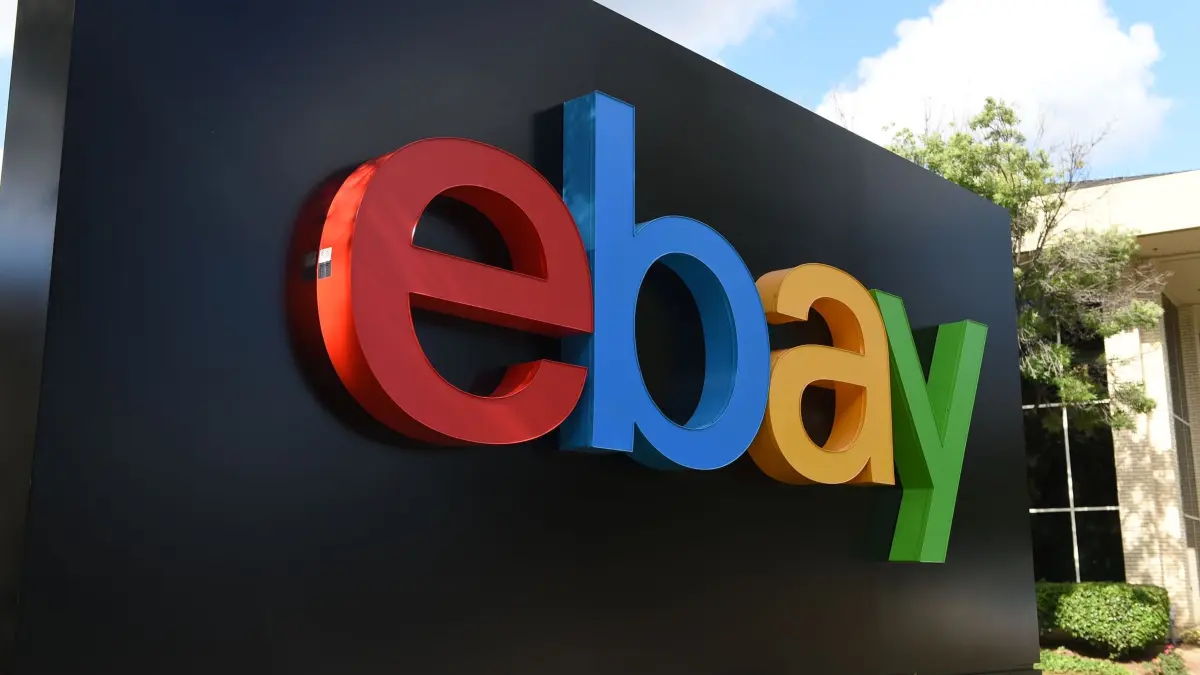 Ebay-Logo vor Hauptquartier: ARCHIV - 20.05.2016, USA, San José: Das Logo der Online-Handelsplattform Ebay ist vor dem Hauptquartier zu sehen. (zu dpa: «Ebay startet Live-Shopping in Deutschland») Foto: Andrej Sokolow/dpa +++ dpa-Bildfunk +++