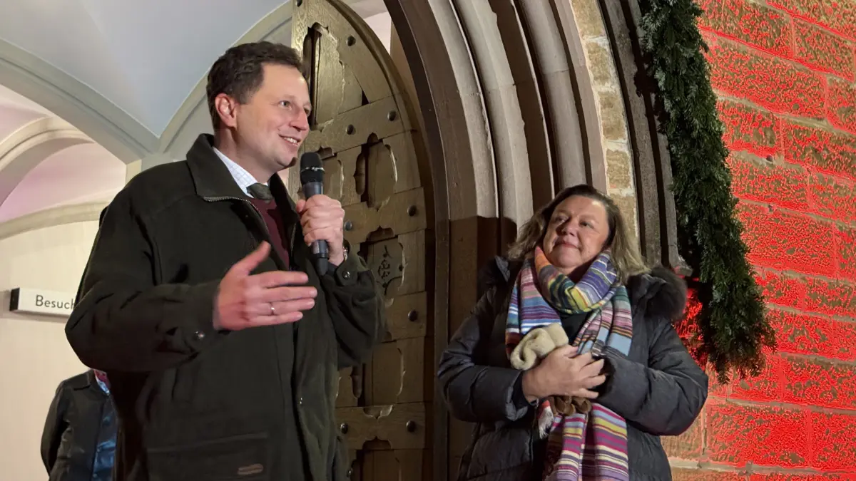 Georg Friedrich Prinz von Preußen und Burgverwalterin Anja Hoppe beim Preview des Winterzaubers auf der Burg. 