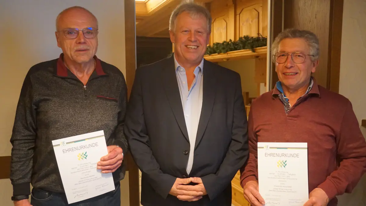 Gerhard Fassnacht (Bildmitte) mit den beiden Geehrten Reinhold Wehle (links) und Friedrich Hirschfeld.