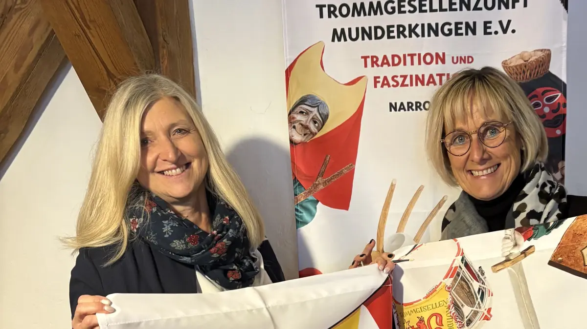 Carmen Klein (links) und Claudia Brunner präsentieren die neue Wusele- und die neue Zunftfahne.