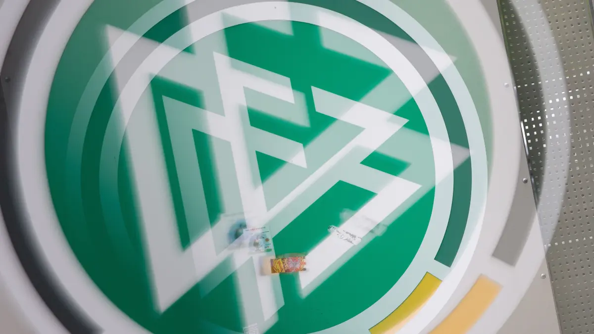 Fußball: DFB, Verhandlung der Ethikkammer des Sportgerichts: Das DFB-Logo spiegelt sich in der Linse eines eingebauten Telekonverters des Objektivs. Verbandschef Keller hatte Vizepräsident Koch mit einem Nazi-Richter verglichen. Keller hat seinen Rücktritt nach Abschluss der Verhandlung am kommenden Montag angekündigt. +++ dpa-Bildfunk +++