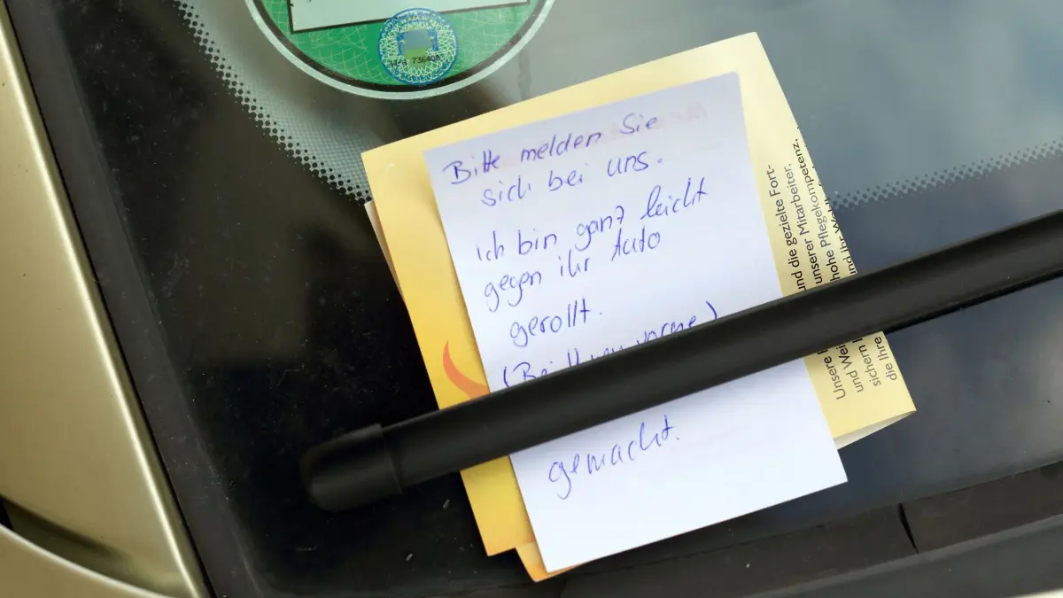 Unfallflucht: ARCHIV - 01.03.2016, Sachsen-Anhalt, Magdeburg: ARCHIV - Ein Zettel mit der Aufschrift: "Bitte melden Sie sich bei uns. Ich bin ganz leicht gegen ihr Auto gerollt", klemmt am 01.03.2016 in Magdeburg (Sachsen-Anhalt) an einem PKW hinter einem Scheibenwischer. (zu dpa: «Mehr als 44.000 Unfallfluchten in Hessen – Gründe und Folgen») Foto: Jens Wolf/dpa-Zentralbild/dpa +++ dpa-Bildfunk +++