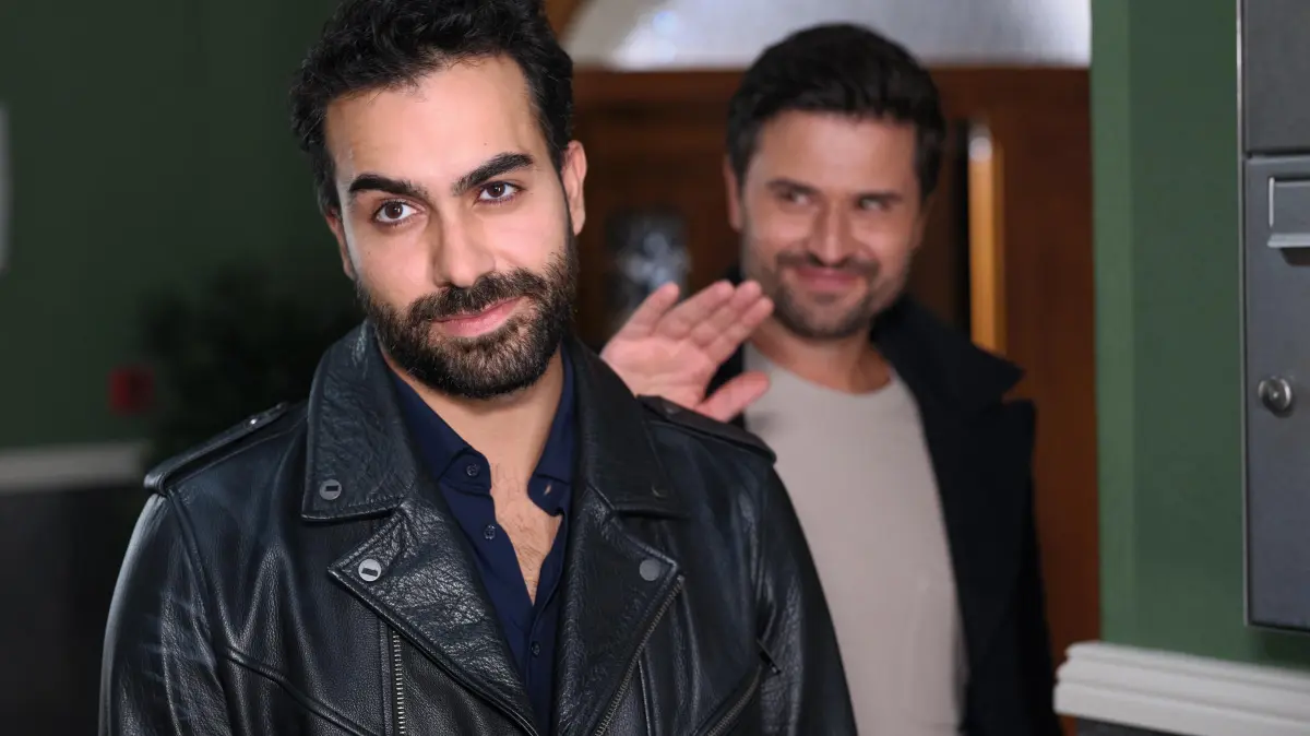 Baris (Metehan Demiröz, l.) tut sein "Date" mit Ronja als angenehmen Abend unter Freunden ab. Rechts Paco (Milos Vukovic)