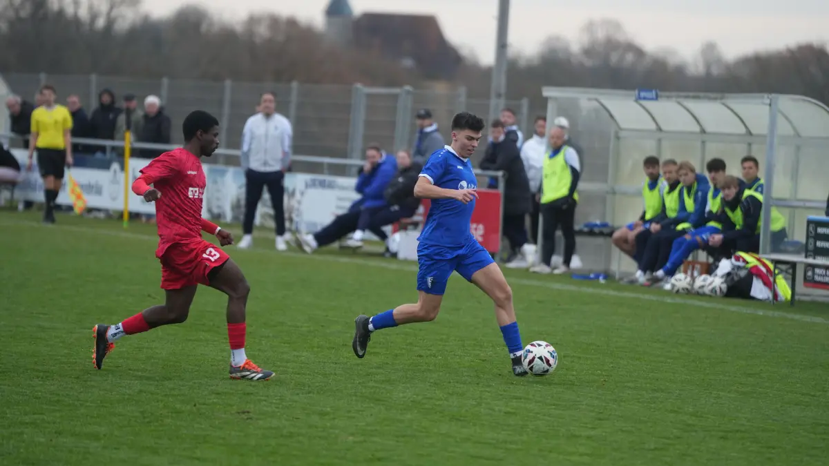 Julian Erhardt (blau) und seine Mitspieler von der Spvgg Satteldorf sehnen den fünften Saisonsieg herbei.