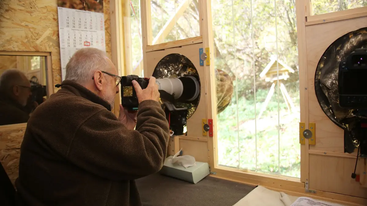Herbert Kress an seinem präparierten Fotografie-Standort im Neckartal.