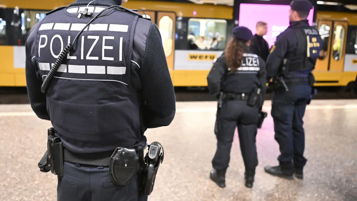 Polizei kontrolliert in Stuttgart Einhaltung des Messerverbotes: 20.11.2025, Baden-Württemberg, Stuttgart: Polizisten kontrollieren an der Straßenbahnhaltestelle Charlottenplatz, ob das Messerverbot in Bahnen und Bussen eingehalten wird. Foto: Bernd Weißbrod/dpa +++ dpa-Bildfunk +++