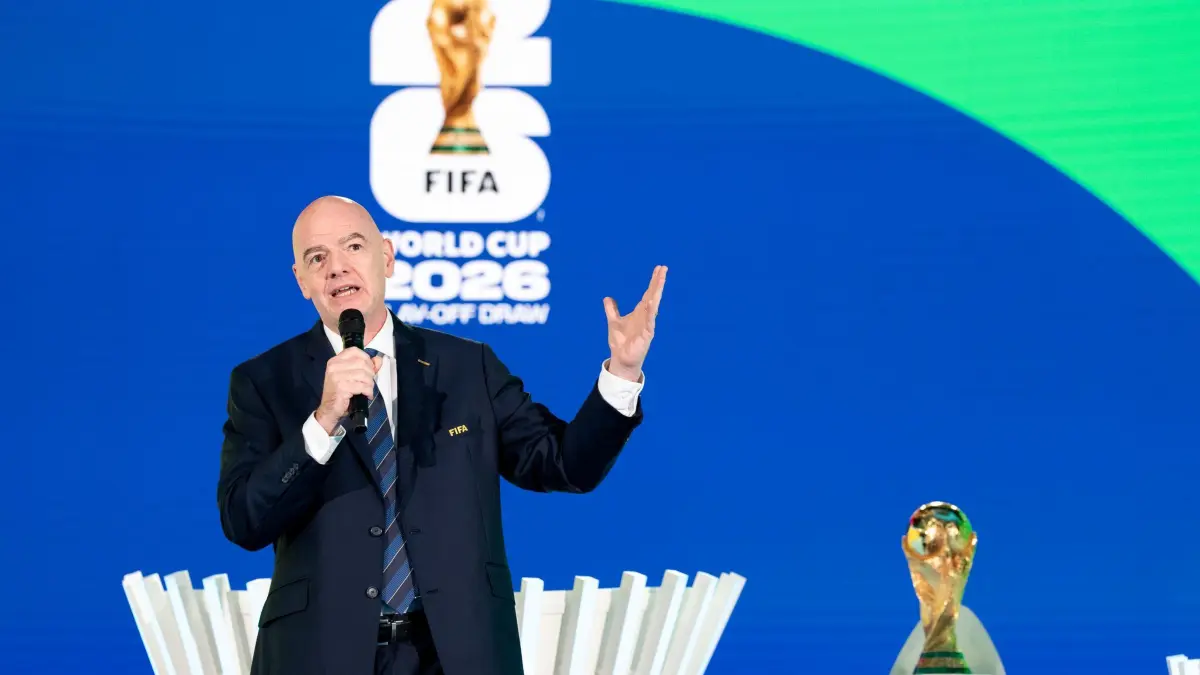 Fußball: WM-Qualifikation Europa, Auslosung: 20.11.2025, Schweiz, Zürich: Fußball: WM-Qualifikation Europa, Auslosung - Play-off-Runde. Gianni Infantino, FIFA-Präsident, spricht während der Auslosung der Playoffs für die FIFA Fussball-Weltmeisterschaft 2026 im Home of FIFA. Foto: Claudio Thoma/KEYSTONE/dpa +++ dpa-Bildfunk +++