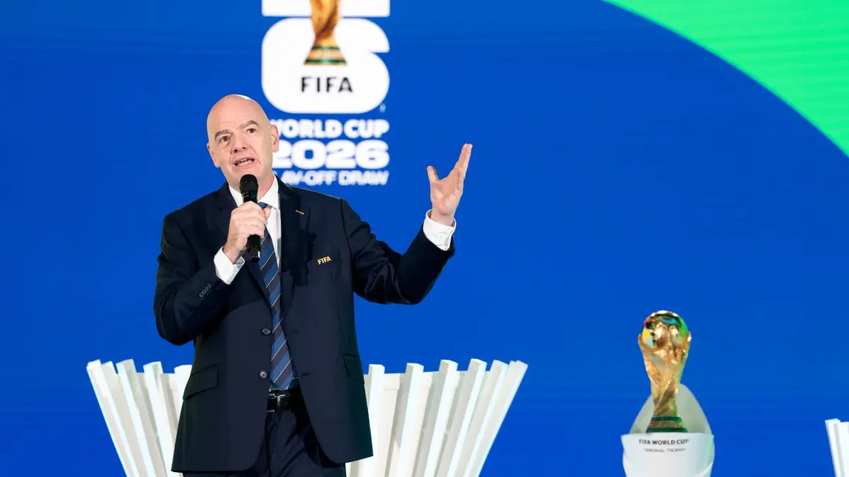 Fußball: WM-Qualifikation Europa, Auslosung: 20.11.2025, Schweiz, Zürich: Fußball: WM-Qualifikation Europa, Auslosung - Play-off-Runde. Gianni Infantino, FIFA-Präsident, spricht während der Auslosung der Playoffs für die FIFA Fussball-Weltmeisterschaft 2026 im Home of FIFA. Foto: Claudio Thoma/KEYSTONE/dpa +++ dpa-Bildfunk +++