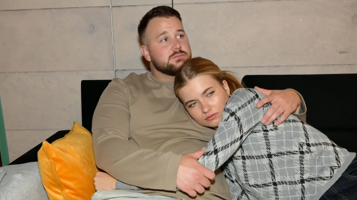Nach einem klärenden Gespräch findet Johanna (Charlott Reschke) endlich Ruhe bei Jonas (Felix van Deventer).