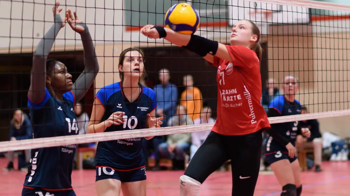 Nele Baur aus Betra (rechts) – hier noch im Trikot des TV Rottenburg – hat sich im Sommer für einen Wechsel nach Stuttgart entschieden. Die talentierte Volleyballspielerin spielt dort nun in der 2. Bundesliga.