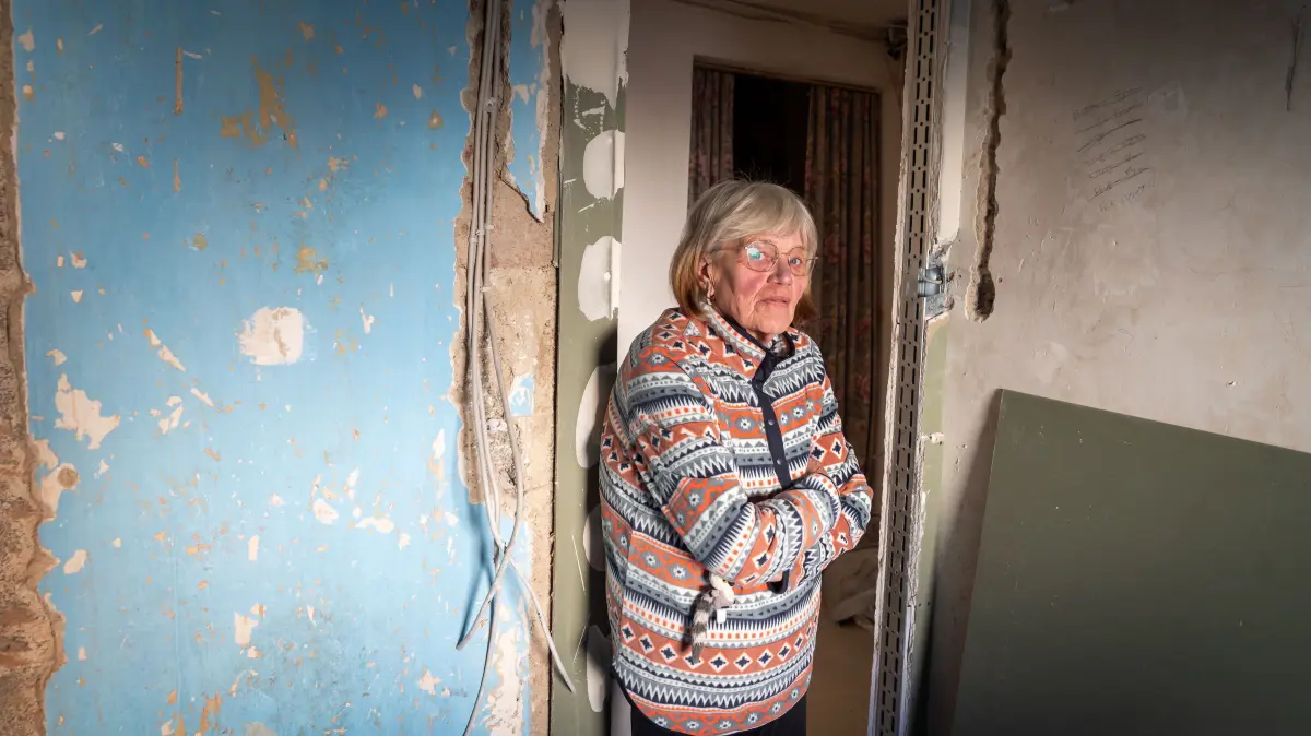 Luise Ettinger steht in ihrem Badezimmer. Bis Mitte Dezember sollte hier alles fertig sein.