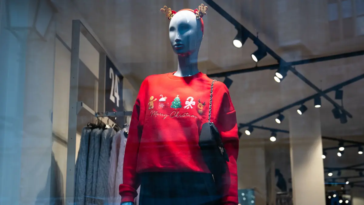 Weihnachten, alternativer Weihnachtsschmuck, Weihnachtspullover im Schaufenster von New Yorker.
