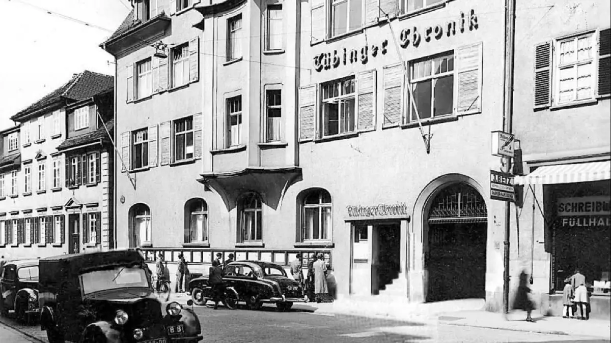 Das Verlagsgebäude in der Uhlandstraße 2, in dem im April 1945 die „Tübinger Chronik“ als Tageszeitung aufhörte zu bestehen, im August 1945 „Der Württemberger“ und im September 1945 das SCHWÄBISCHE TAGBLATT gegründet wurde.