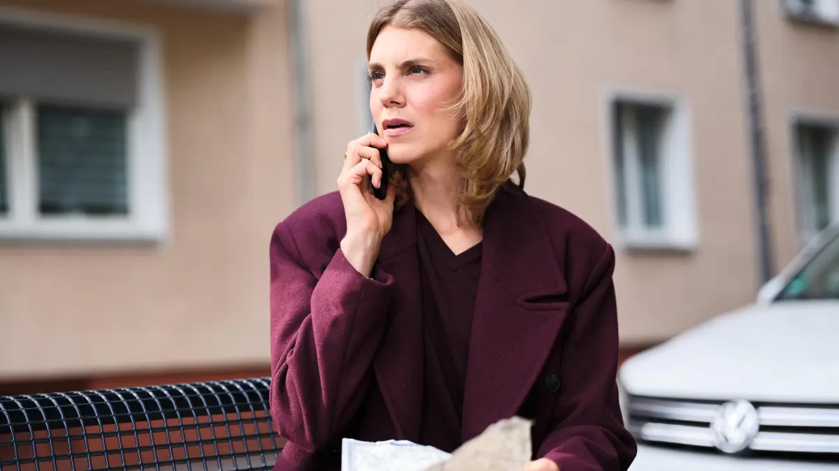 Stella (Bettine Langehein) erhält über einen Handlanger entscheidende Informationen zur Ehe ihrer Eltern.