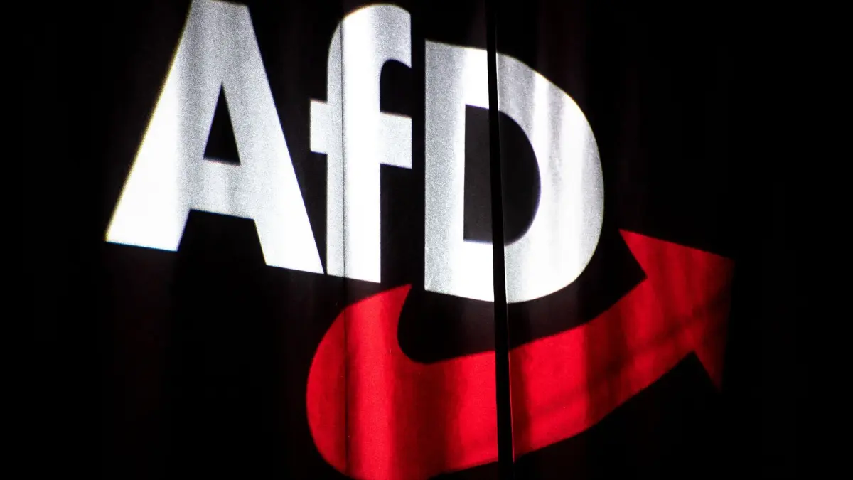 AfD: ARCHIV - 30.11.2019, Niedersachsen, Braunschweig: Das Logo der AfD wird beim Bundesparteitag auf einen Vorhang projeziert. (zu dpa: «Umfrage: Mehrheit sieht zu große AfD-Nähe zu Russland») Foto: Sina Schuldt/dpa +++ dpa-Bildfunk +++
