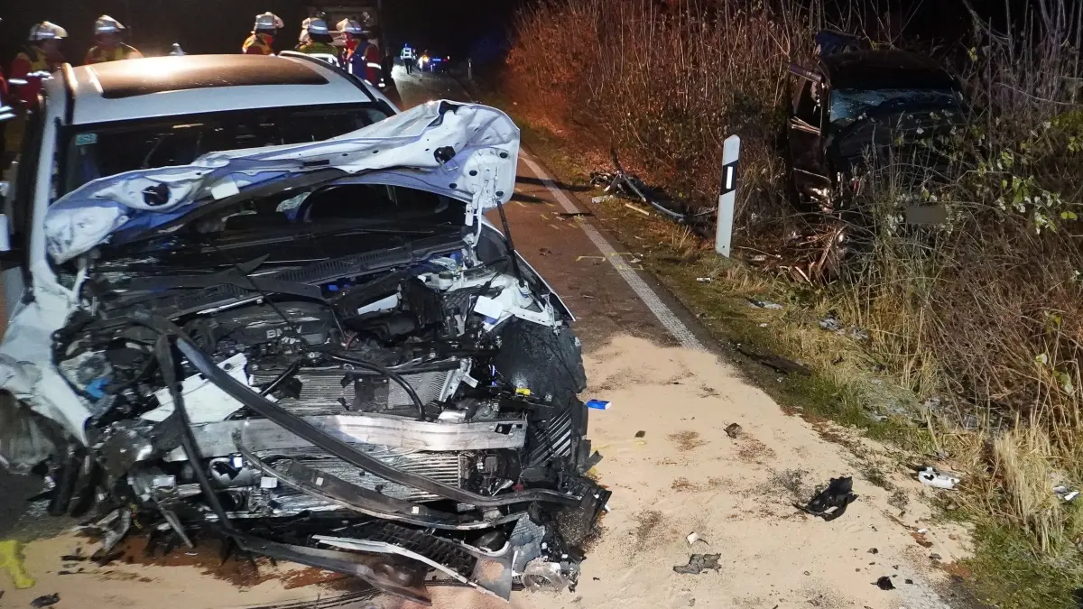 Frontalzusammenstoß mit drei Fahrzeugen