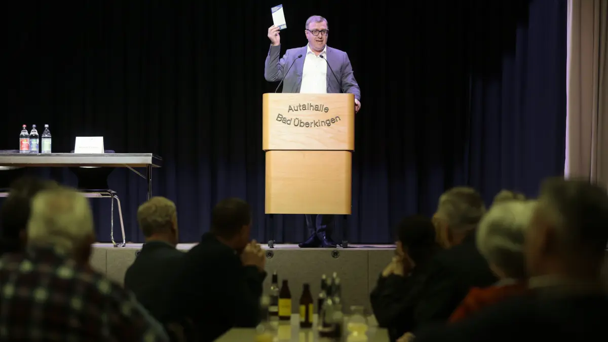 Amtsinhaber Matthias Heim warb bei der Kandidatenvorstellung in der Bad Überkinger Autalhalle vor rund 80 Bürgern für sich und sein Programm. Die Wahl findet am Sonntag, 30. November, statt.