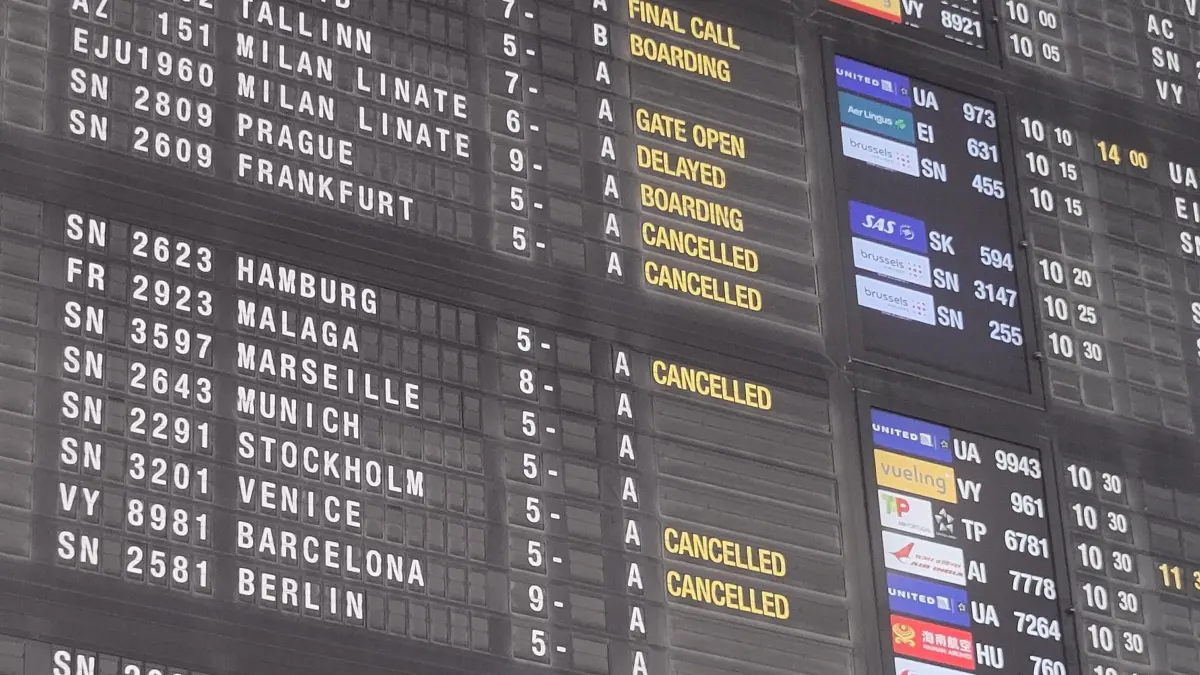 Die Anzeigetafel für die Abflüge mit einigen verspäteten oder gestrichenen Flügen am Flughafen Brüssel-Zaventem. Gestern Abend wurde der Flugverkehr auf dem Brüsseler Flughafen nach einer Drohnensichtung aus Sicherheitsgründen eingestellt. +++ dpa-Bildfunk +++