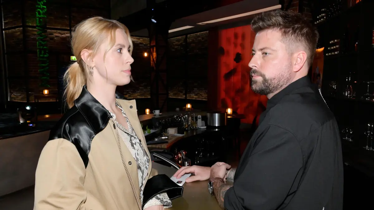 Zoe (Lara Dandelion Seibert) hat ein Kind mit John (Felix von Jascheroff).