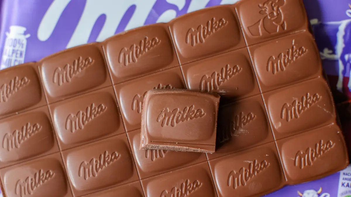 Eine Tafel Milka Alpenmilch Schokolade liegt auf einem Tisch. Für Milka-Schokolade müssen Kunden vielerorts tiefer in die Tasche greifen als noch vor Kurzem. Große Handelsketten bieten die Tafeln zahlreicher Sorten der Marke in dieser Woche für 1,99 Euro an. Damit steigt der Preis von bislang 1,49 Euro sprunghaft an. +++ dpa-Bildfunk +++
