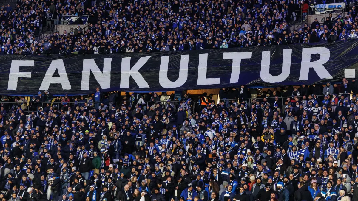 Hertha BSC - Eintracht Braunschweig: 21.11.2025, Berlin: Fußball: 2. Bundesliga, Hertha BSC - Eintracht Braunschweig, 13. Spieltag, Olympiastadion. Fans von Hertha BSC stehen unter Banner mit dem Schriftzug "Fankultur". Foto: Andreas Gora/dpa - WICHTIGER HINWEIS: Gemäß den Vorgaben der DFL Deutsche Fußball Liga bzw. des DFB Deutscher Fußball-Bund ist es untersagt, in dem Stadion und/oder vom Spiel angefertigte Fotoaufnahmen in Form von Sequenzbildern und/oder videoähnlichen Fotostrecken zu verwerten bzw. verwerten zu lassen. +++ dpa-Bildfunk +++